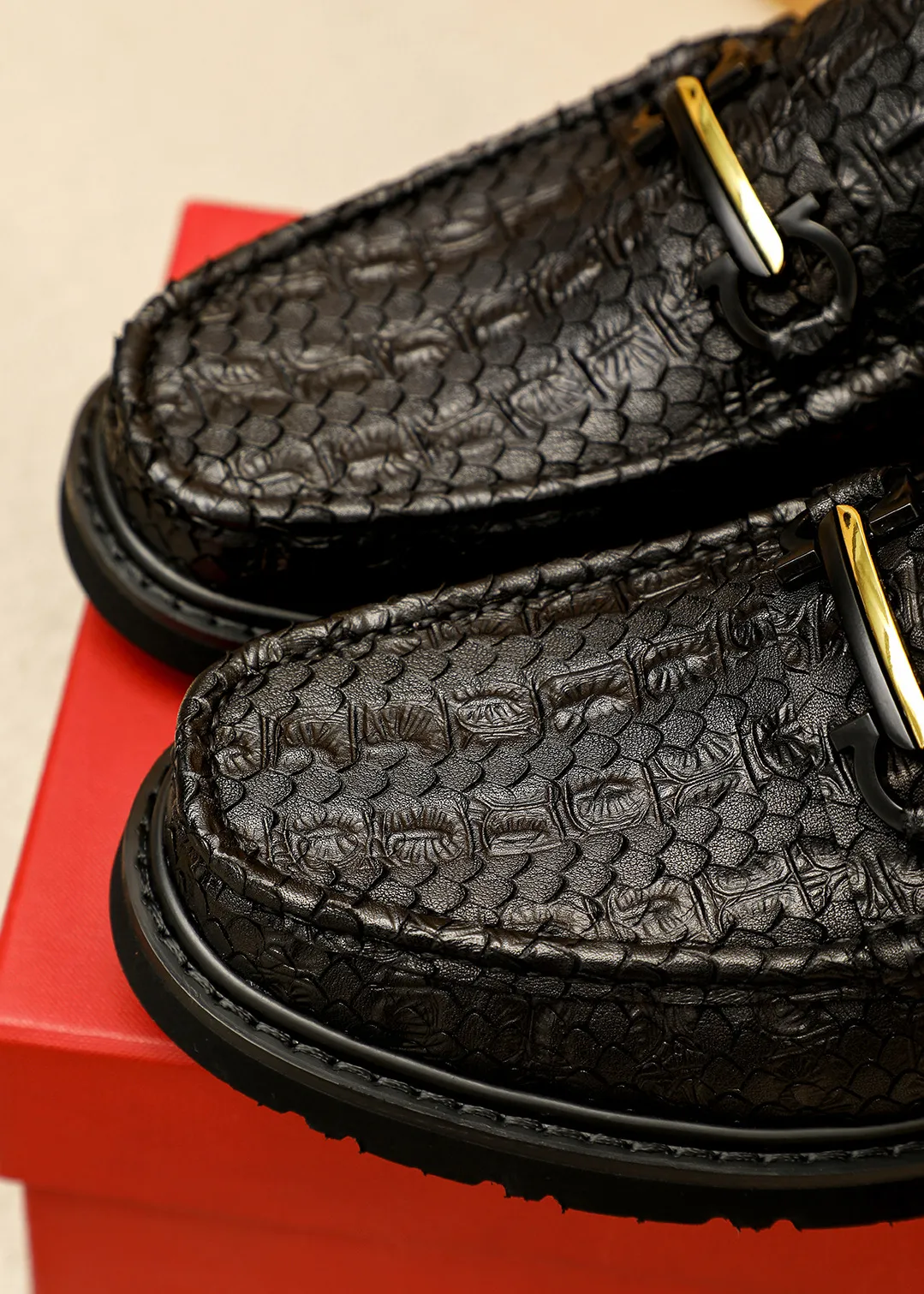 Men's shoes 💰520 💐 Product trademark: Ferragamo "Ferragamo" casual leather shoes Regular size: 38-44 (45.46🉑️customized) Product materials: Selected imported first-layer calfskin embossed upper + original hardware buckle, imported water-dyed cow leather lining. Strong three-dimensional visual effect, original outsole color: 1⃣️color optional